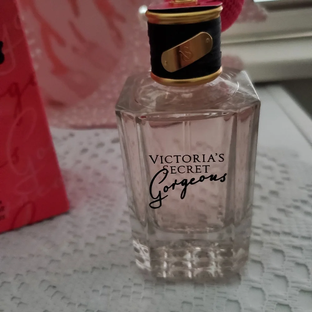 Victoria's Secret Gorgeous  EAU de Parfum 1.7 fl oz / 50 ml. - Picture 2 of 10